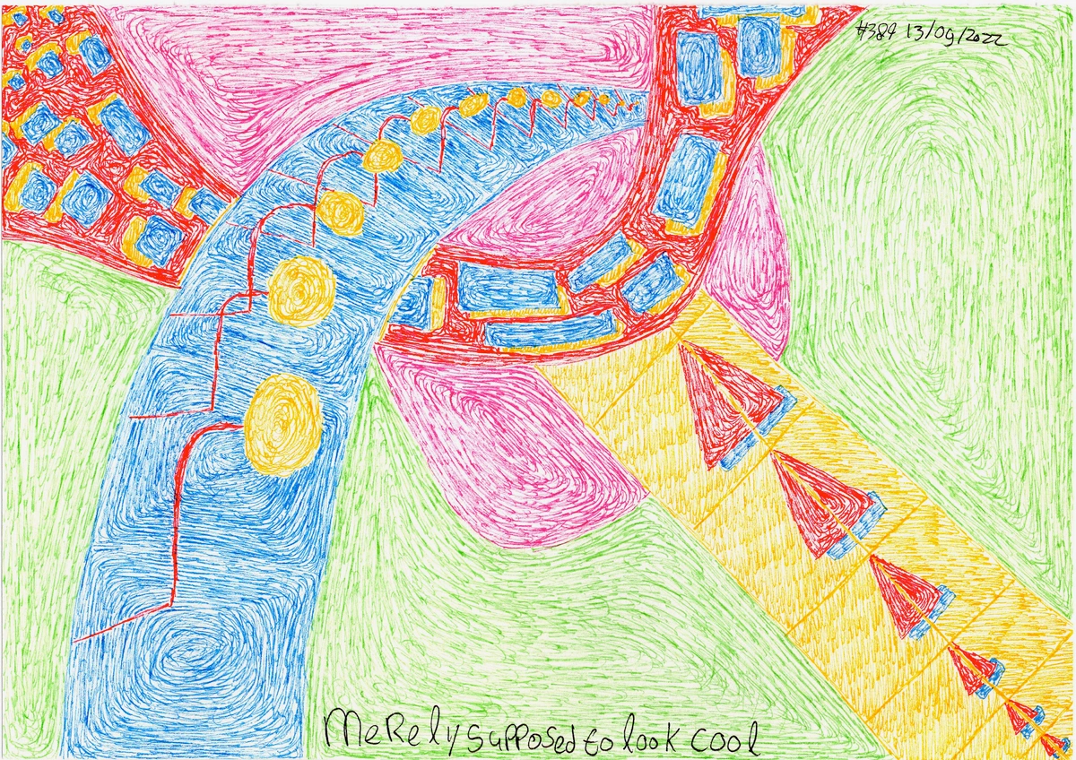 Artiestenstudio setup met een leeg canvas op een ezel, een pot verfkwasten en andere kunstbenodigdheden op een met verf bespatte tafel voor een raam.