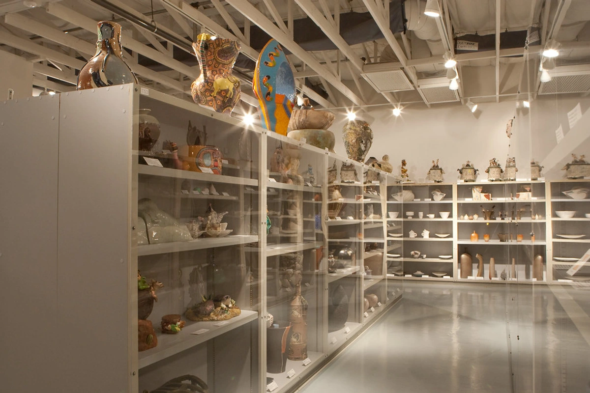 Opslagoplossingen van het ASU Art Museum Ceramics Research Center met vitrines gevuld met aardewerk en sculpturen.