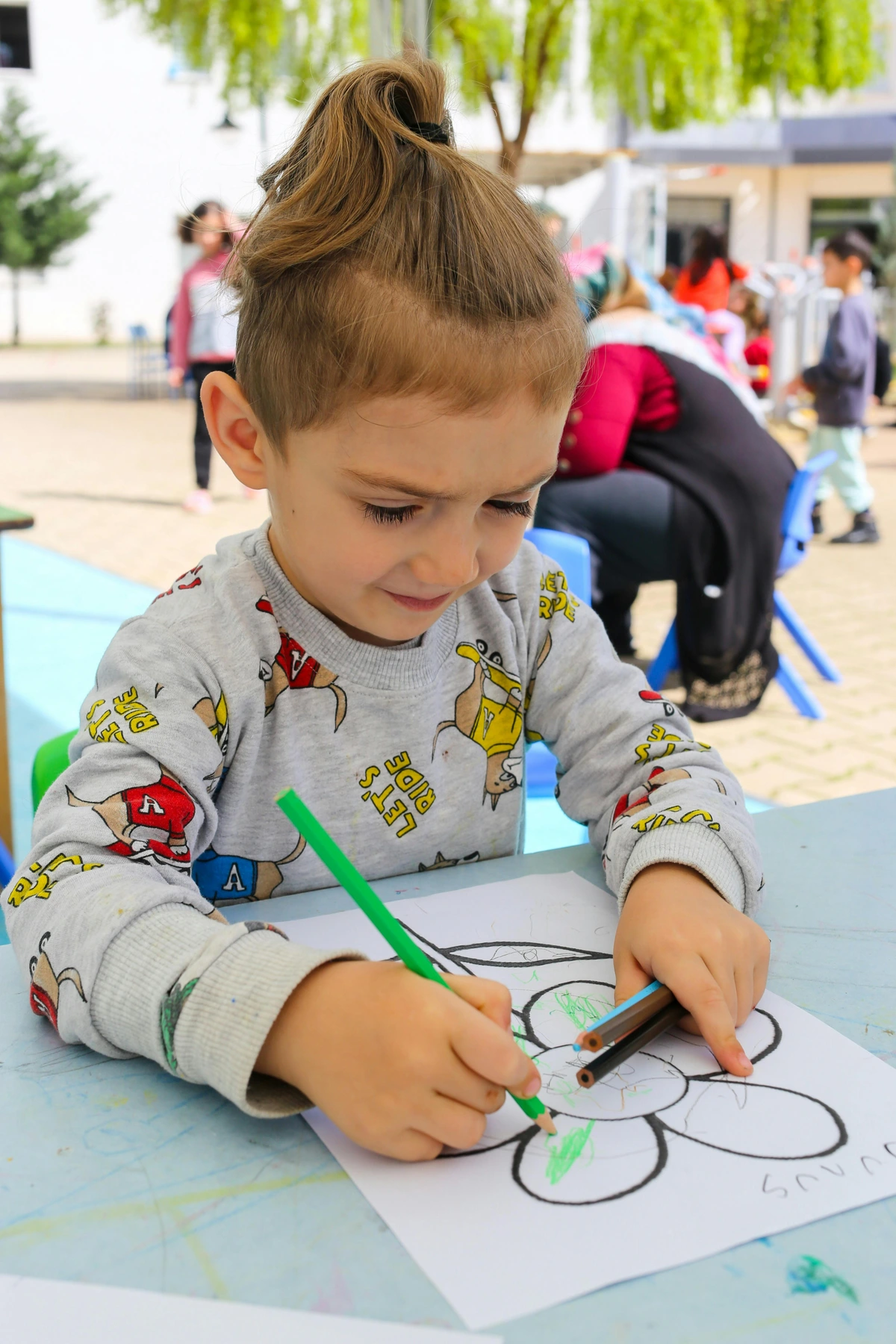 Little girl drawing a flower, focusing on creativity and learning basics of art for children. Free stock photo emphasizing art engagement from an early age.