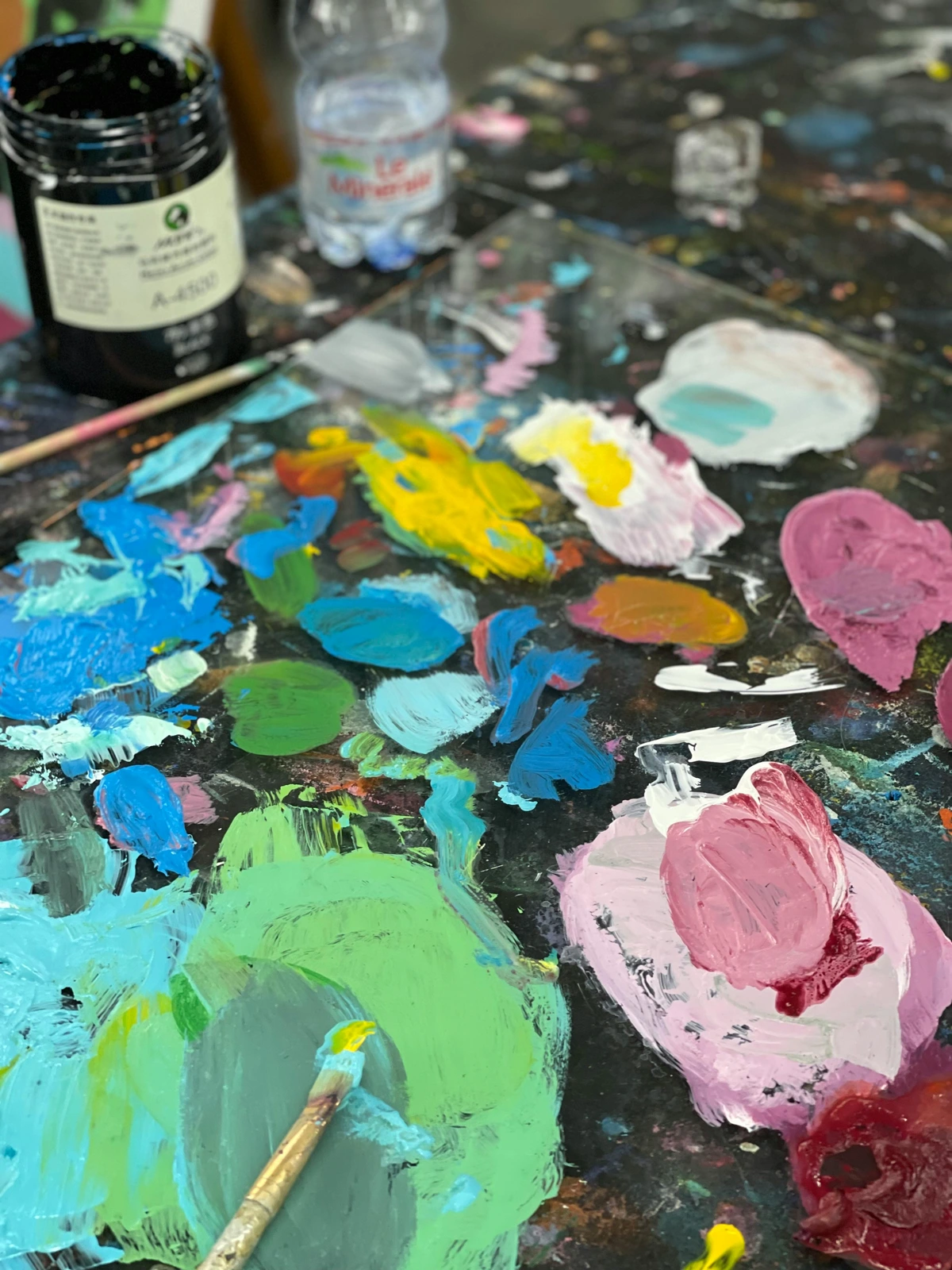 best-synthetic-paintbrush-on-palette-synthetic-paintbrush-on-art-palette-vibrant-colors-painting-supplies-professional-paintbrushes-artistic-tools-palettes-for-painting-studio-accessories-creative-workspace-painting-with-synthetic-bristles-paint-texture-brush-application-techniques-color-blending-technique-professional-painter-tools-artistic-material-display-synthetic-brush-review-paintbrush-selection-guide-art-supply-selection-tools-for-painting-painters-essential-equipment-free-stock-photo-image-of-paintbrush-on-palette