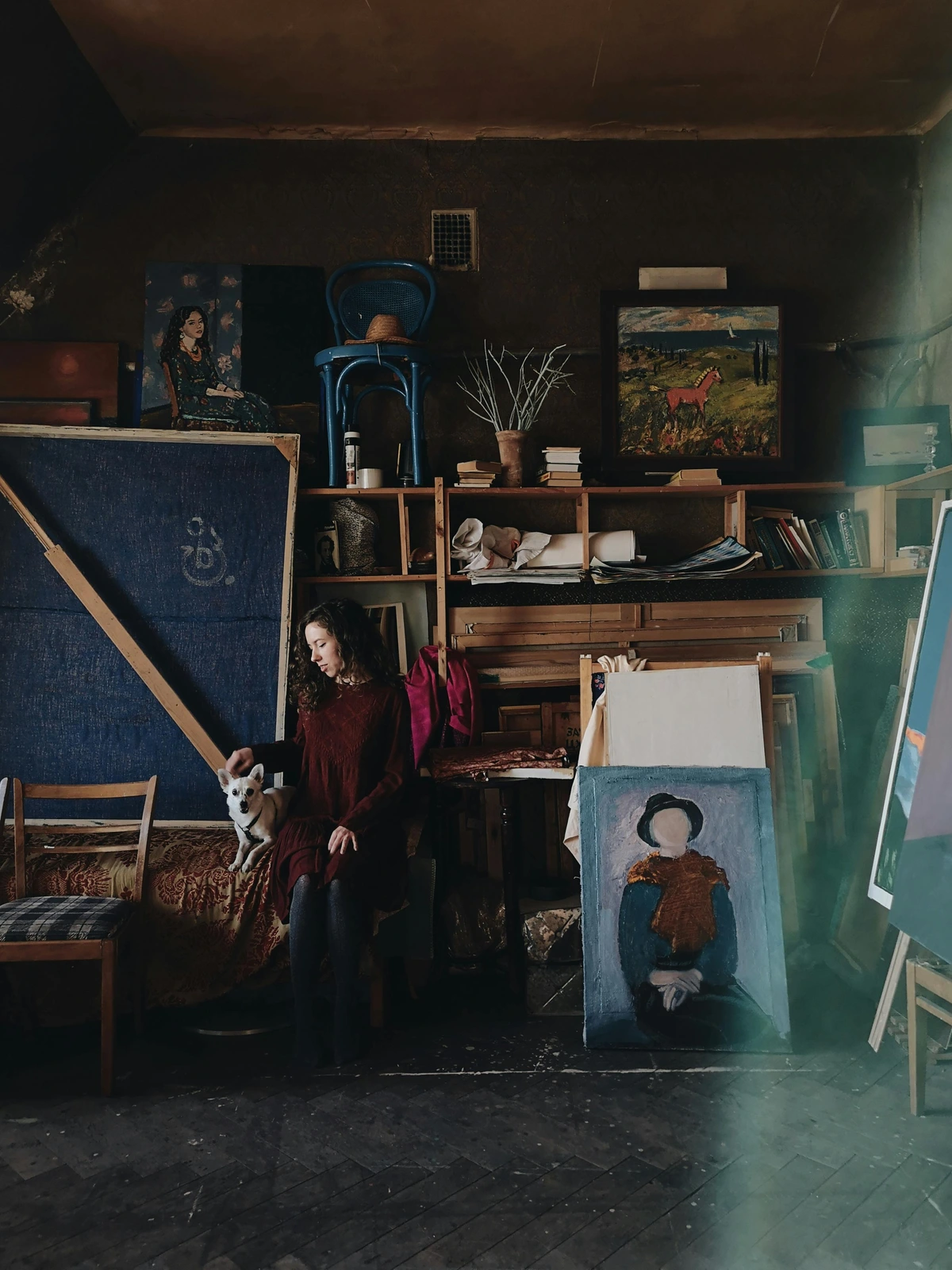 Kunstenaar in werkplaats met schilderijen en kunstbenodigdheden - SEO-foto