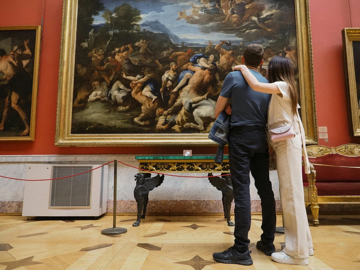 Twee individuen die historische kunstwerken analyseren in een museumsetting voor kunstacquisitiegids.