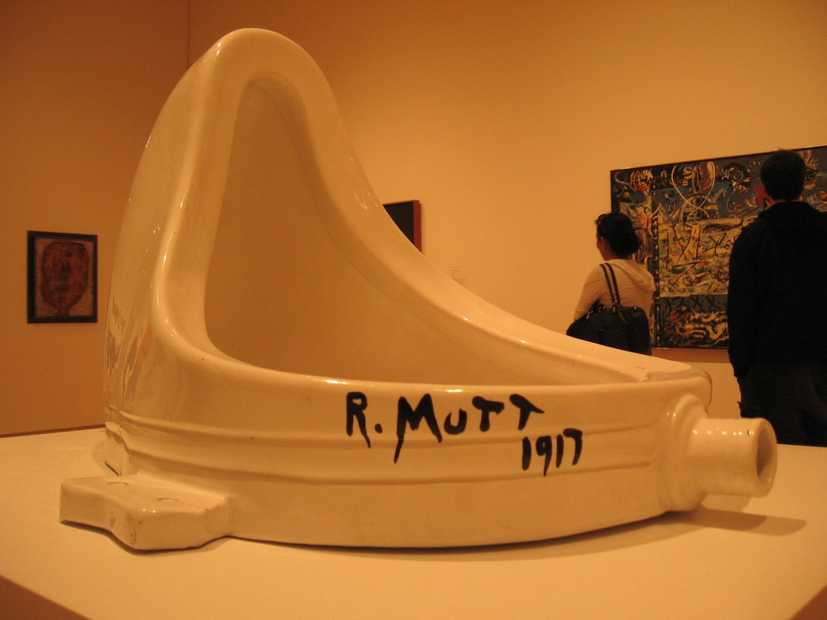 Marcel Duchamp's "Fountain" urinoirsculptuur, gesigneerd R. Mutt 1917, een sleutelwerk van Dada-kunst.
