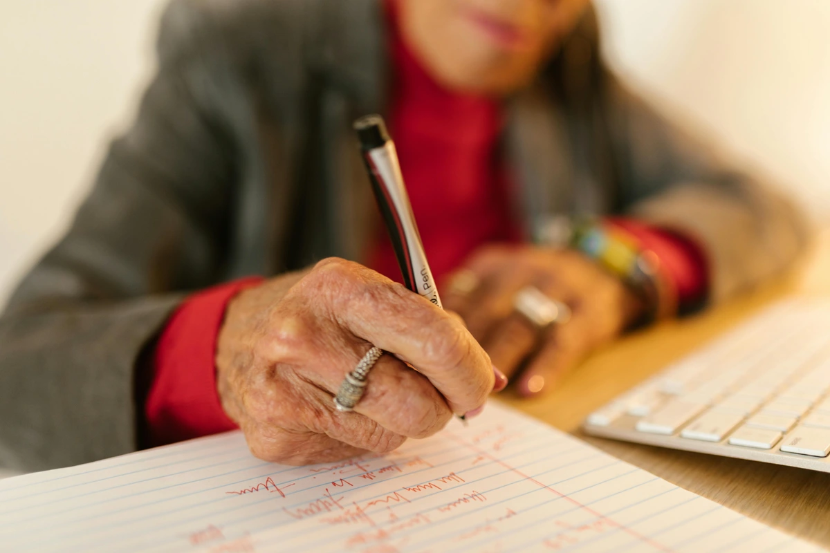elderly-hand-holding-pen-writing-alt-text-en-fr-12345.jpg