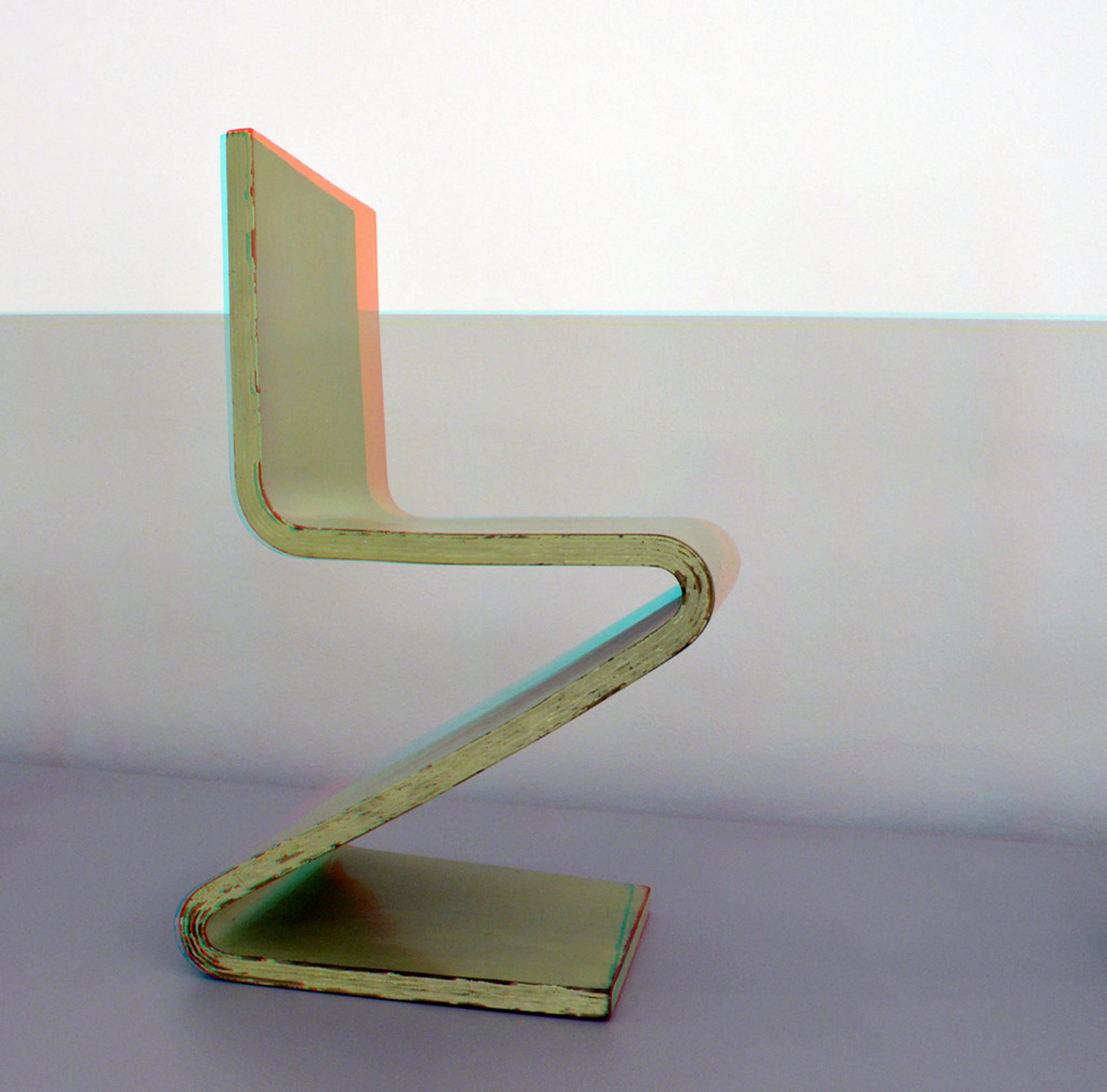 3D render van Gerrit Rietveld's Zigzag Stoel, een symbool van modernistisch Nederlands design met gedurfde geometrische lijnen en anaglyph perspectief.