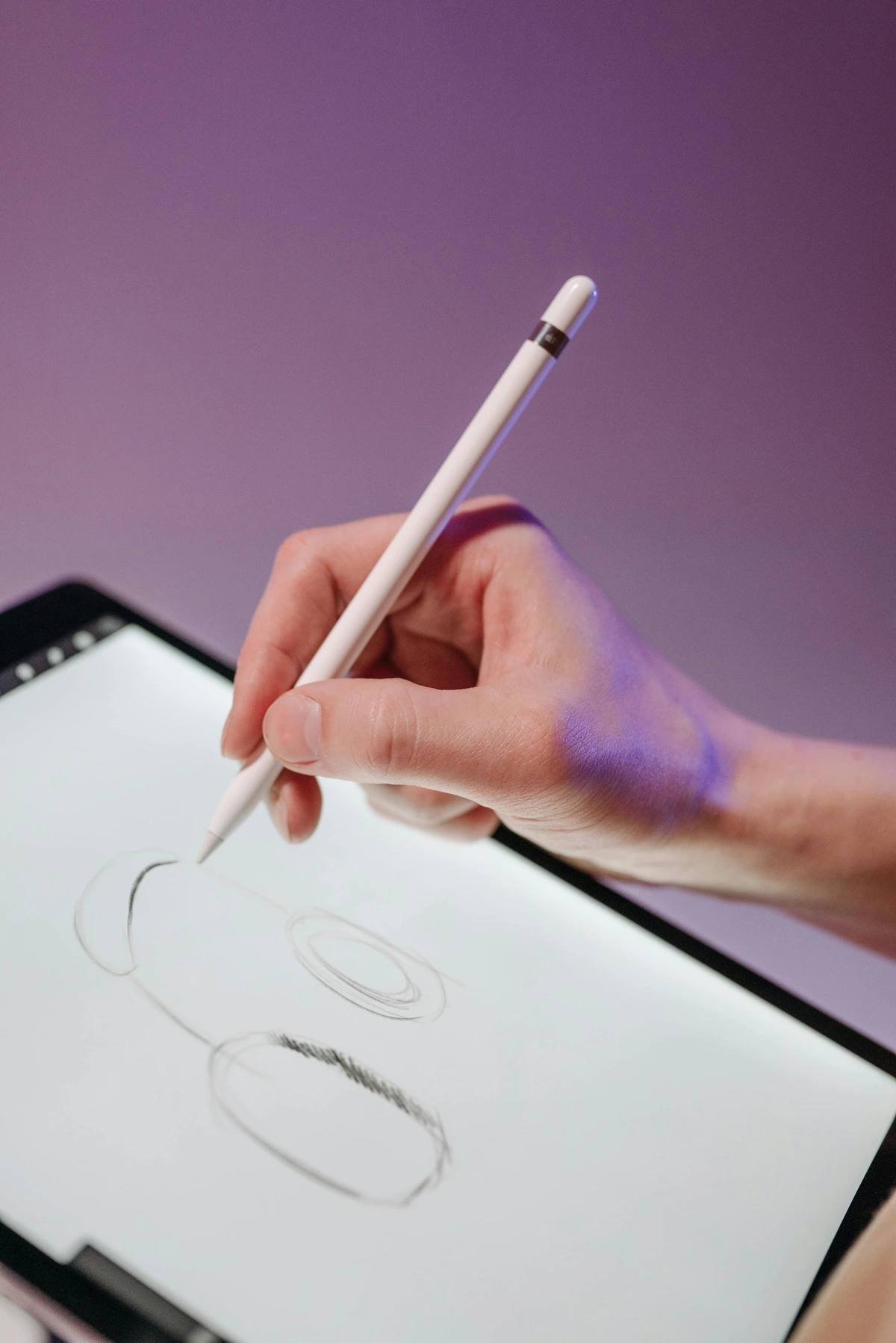 Person drawing on a tablet with stylus for digital art tutorial - Free stock photo tutorial drawing tablet with stylus http://www.freestockphoto.com