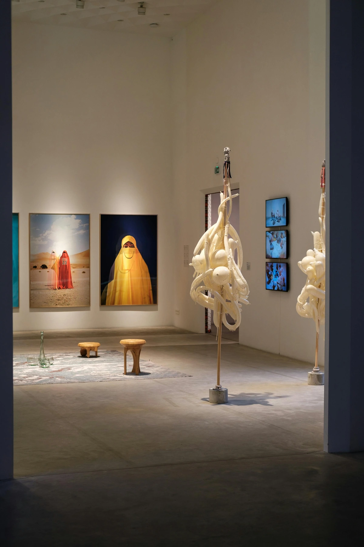 Modern Art Gallery Interior Featuring Photography and Abstract Sculptures 3010 Patterned Textured Forms 2048 Ambiguous Depth Mod Store Exterior Modern Gran Semiflowers 4059 extrude_matrix_cube torus