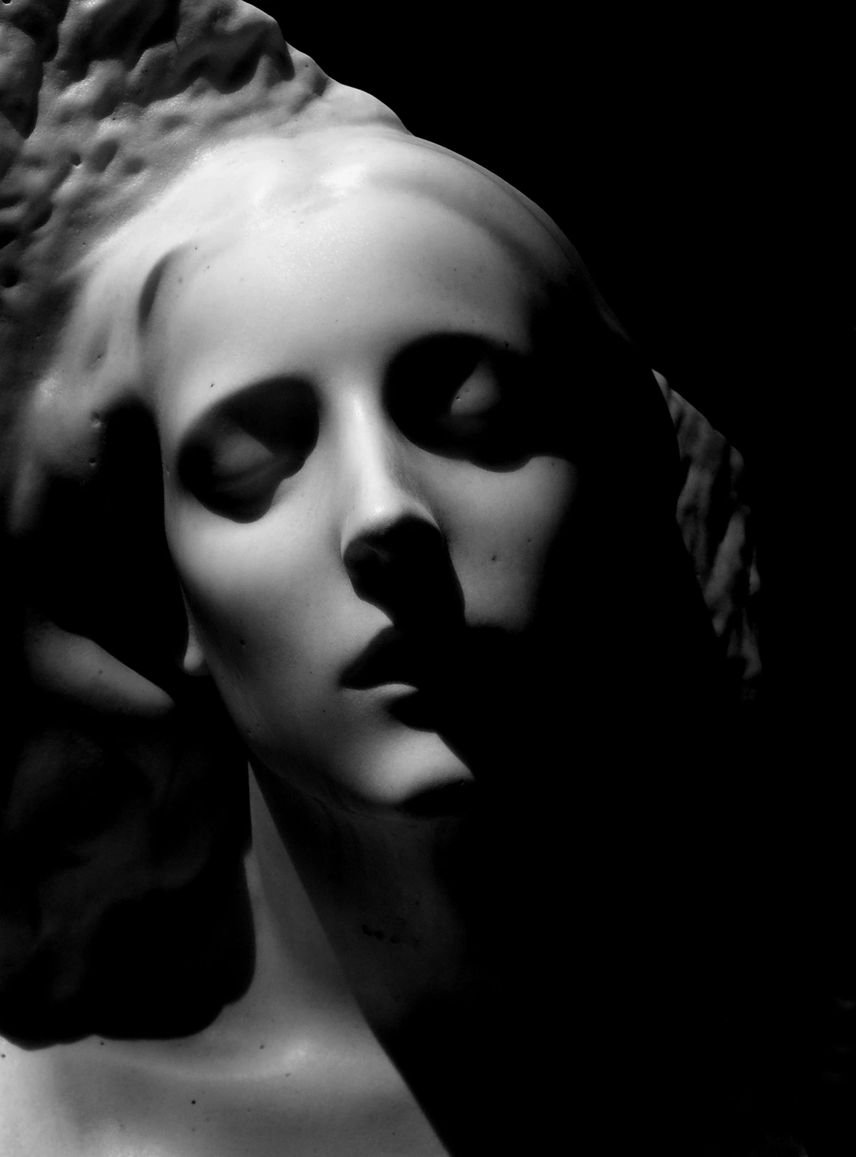 Grayscale photo of a statue, showcasing intricate sculpture details in a monochrome palette for artistic stock photography use cases
