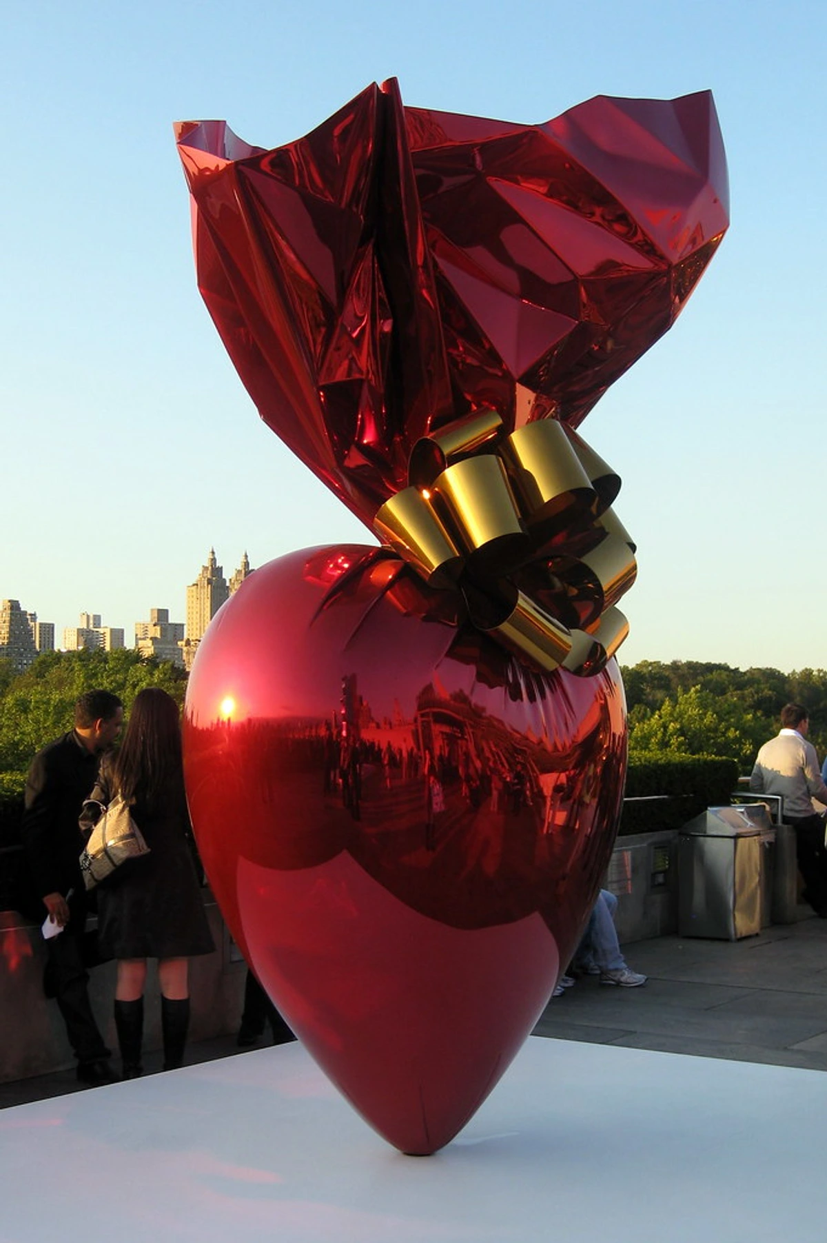 Jeff Koons' iconic red heart sculpture, "Balloon Heart (Red)", displayed at the Metropolitan Museum of Art in New York City.