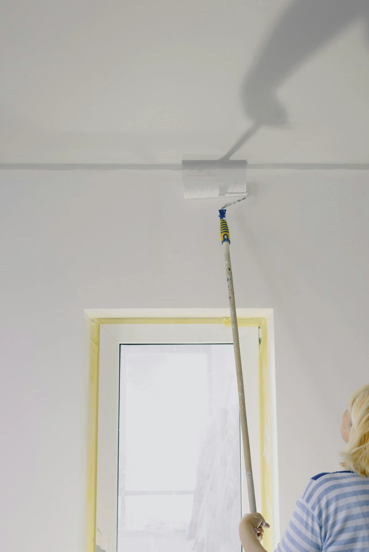 woman-painting-room-with-painters-tape-art-projects-spaans-gratis-stockfoto