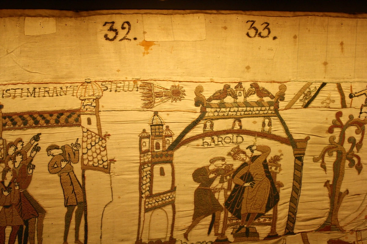 Bayeux Tapestry scenes 32 and 33, depicting figures and a comet, with the name 'Harold' visible.