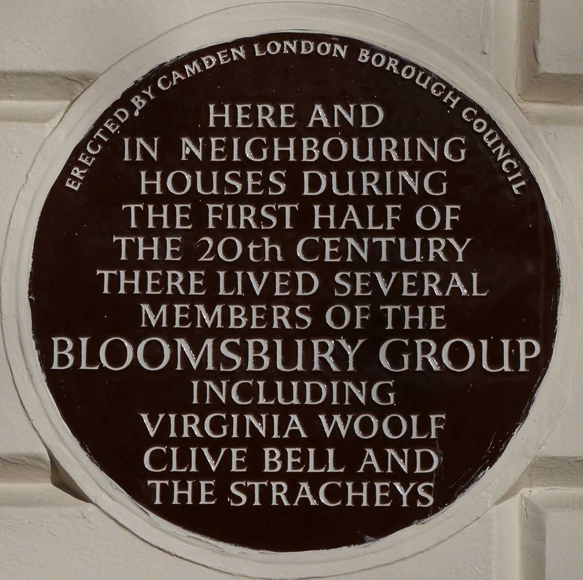 Blue plaque commemorating the Bloomsbury Group at 51 Gordon Square, London, noting Virginia Woolf, Clive Bell, and the Stracheys.