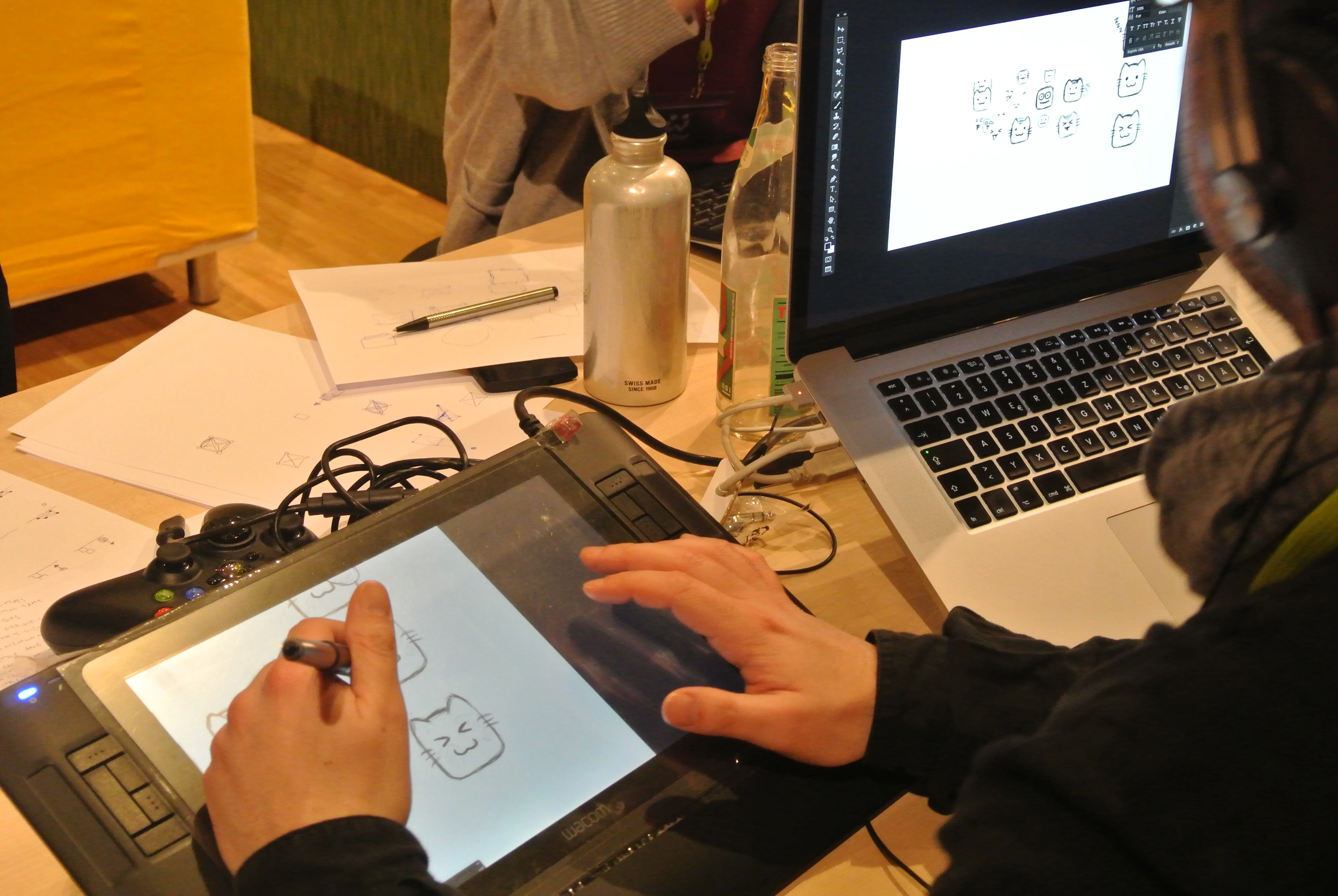 Een persoon die schetst op een digitaal tekentablet met een stylus, wat de overgang naar digitale kunsttools illustreert.