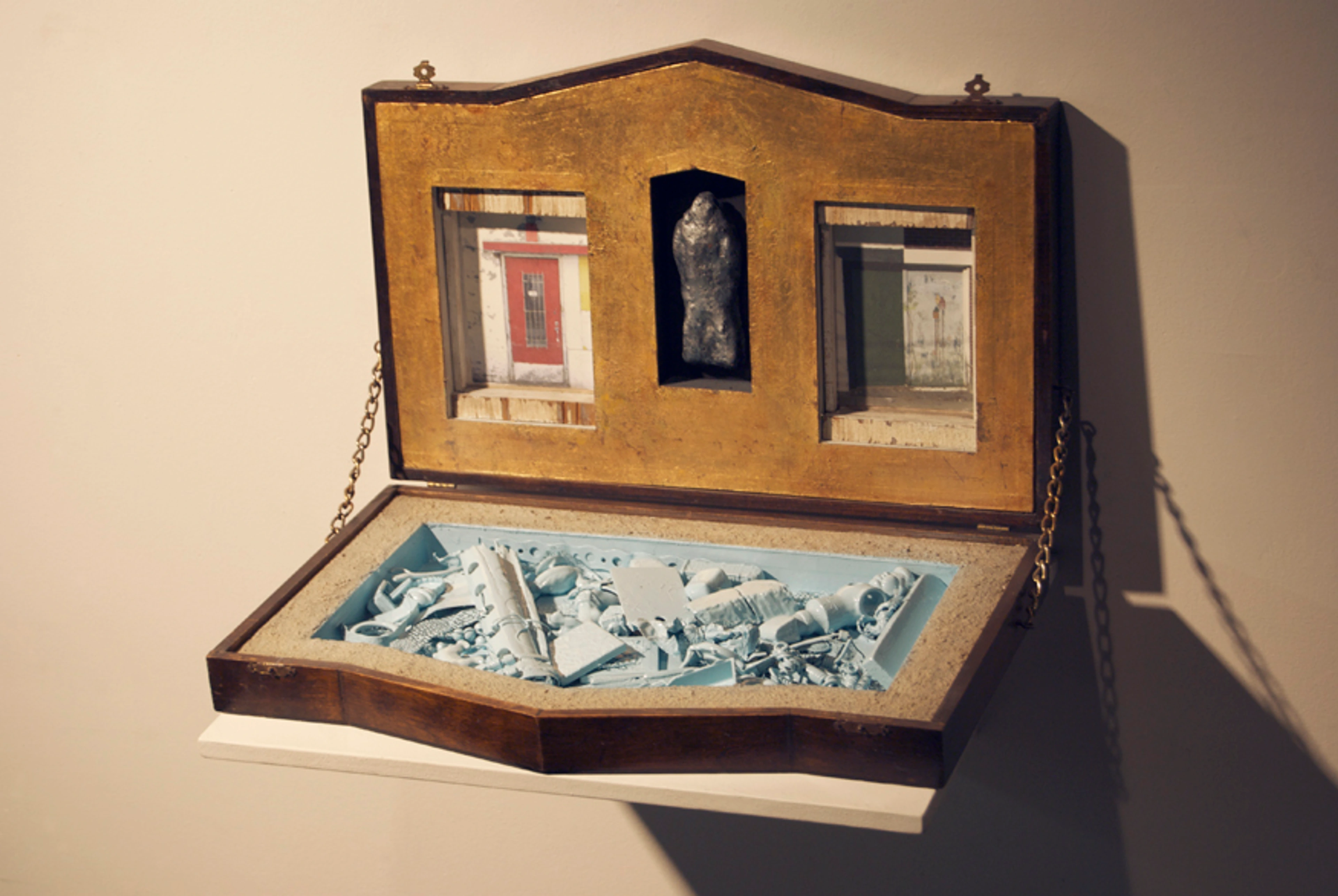 Mixed media assemblage 'Aller et venir' from 2008, featuring a diorama-like structure with found objects and miniature scenes.