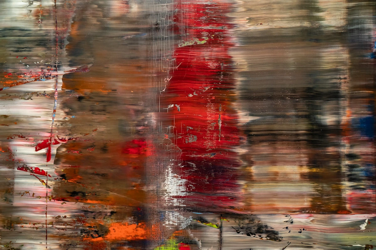 Close-up van Gerhard Richter's Abstract Painting (726), met levendige rode, bruine en witte horizontale strepen met een getextureerd, geschraapt effect.