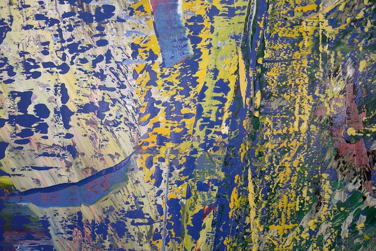 Detail van Gerhard Richters Abstraktes Bild (1987), een abstract schilderij met levendige blauwe, gele en groene getextureerde penseelstreken.