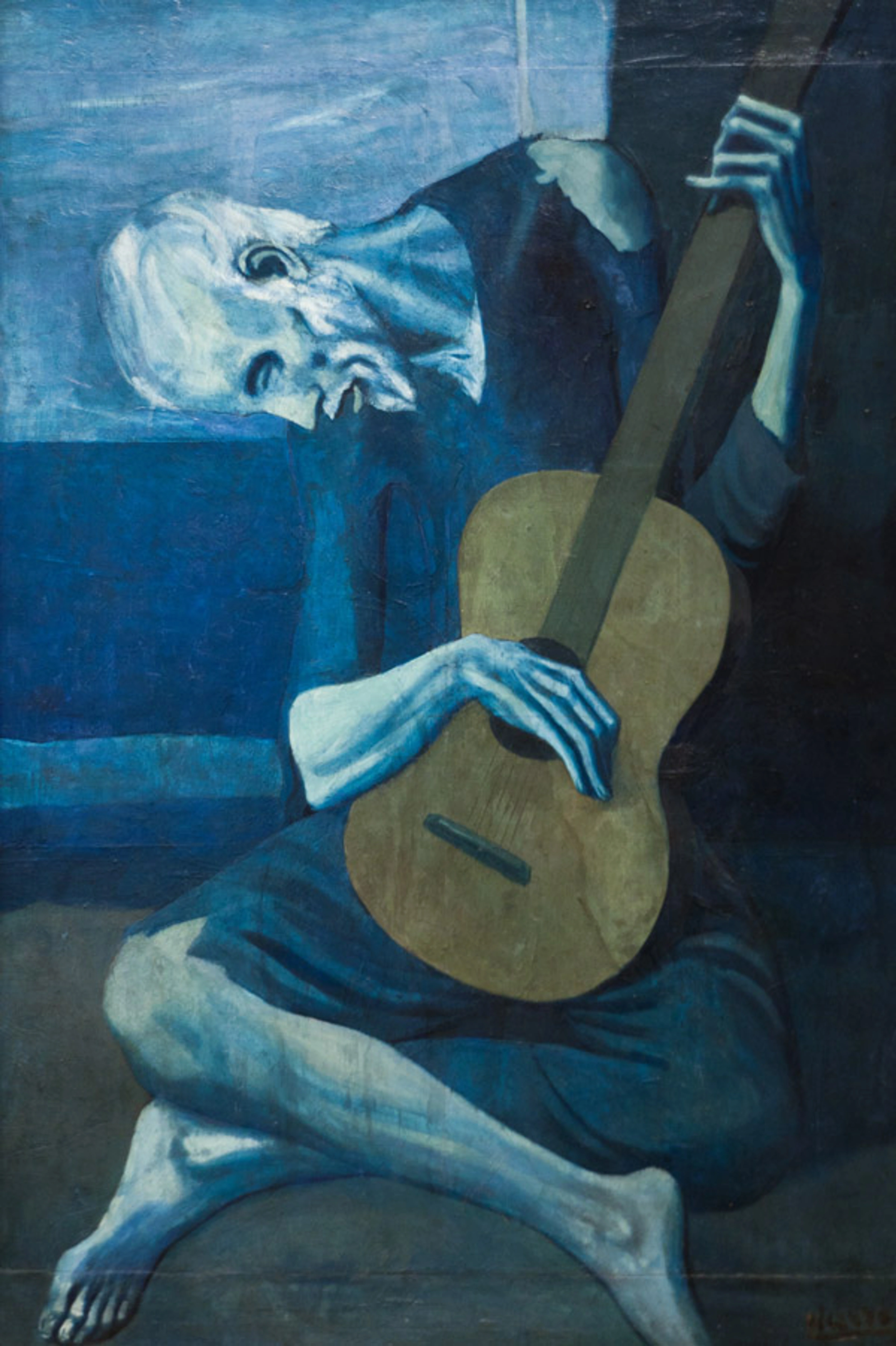 Monochromatic blue painting by Pablo Picasso depicting an elderly, gaunt man hunched over and playing a guitar. | Monochroom blauw schilderij van Pablo Picasso dat een oudere, magere man toont die gebogen zit en gitaar speelt.