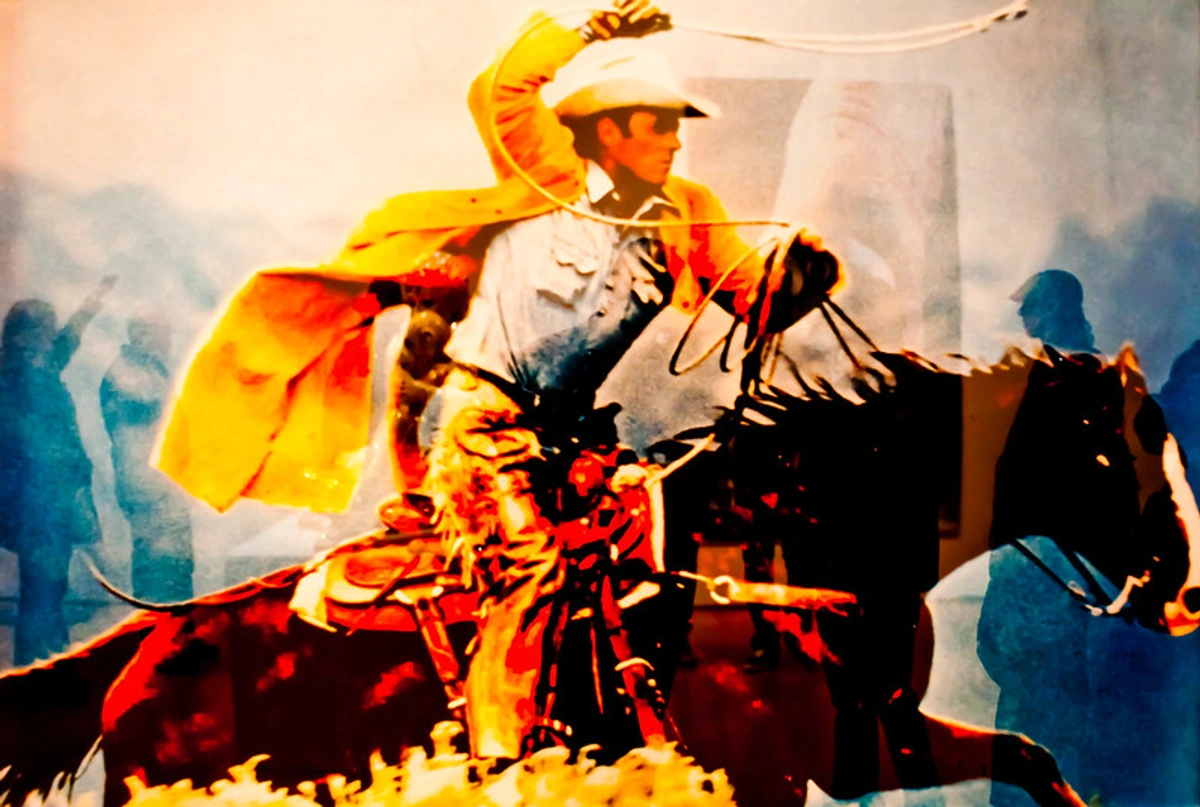 Pop art stijl afbeelding door Richard Prince met een cowboy te paard, die een lasso zwaait, met wazige figuren op de achtergrond.