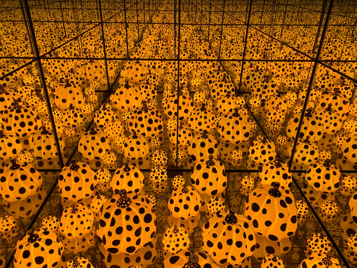 Yayoi Kusama's 'Infinity Mirrored Room' gevuld met talloze gele pompoenen