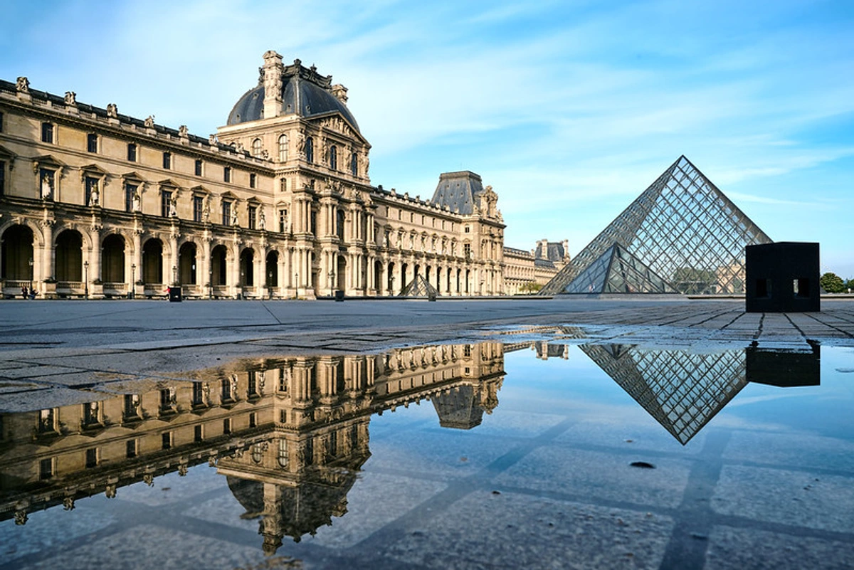 Louvre museum from the front during daytime