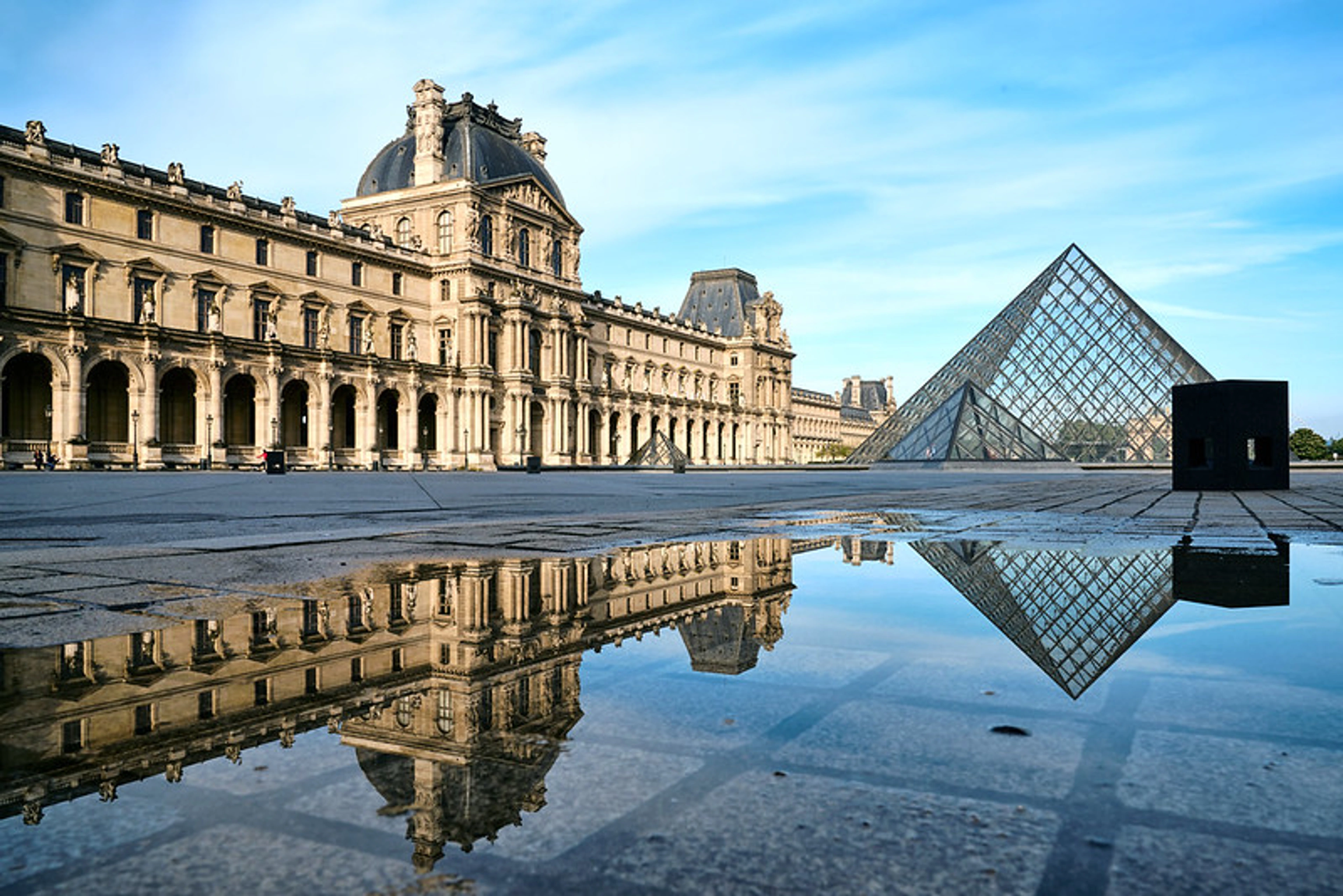 Louvre museum vanaf de voorkant overdag