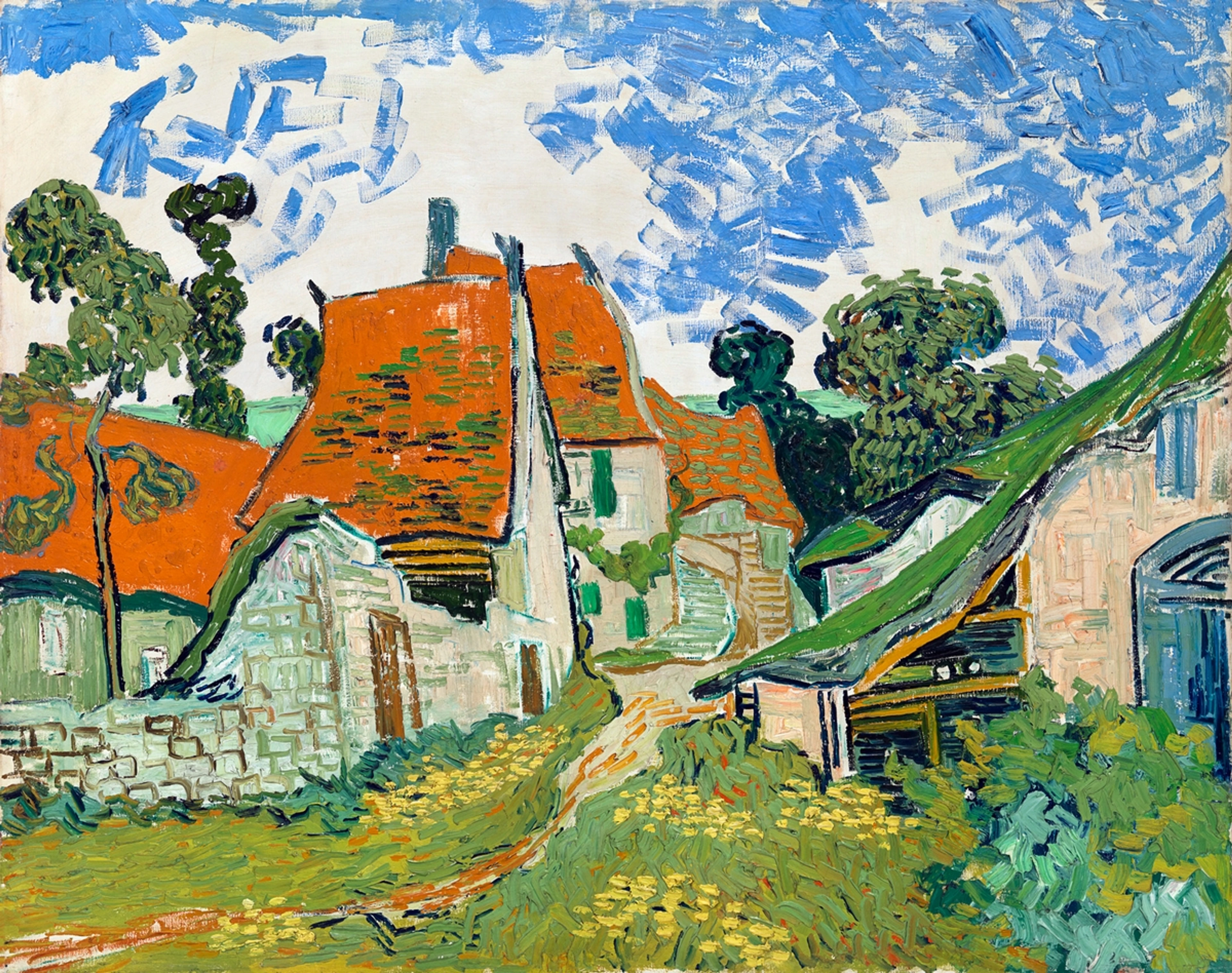 Schilderij van Vincent van Gogh, mogelijk "Dorpsstraat in Auvers," met huizen met rode en groene daken, een pad met gele bloemen en groene bomen onder een blauwe en witte lucht, weergegeven met dikke penseelstreken.