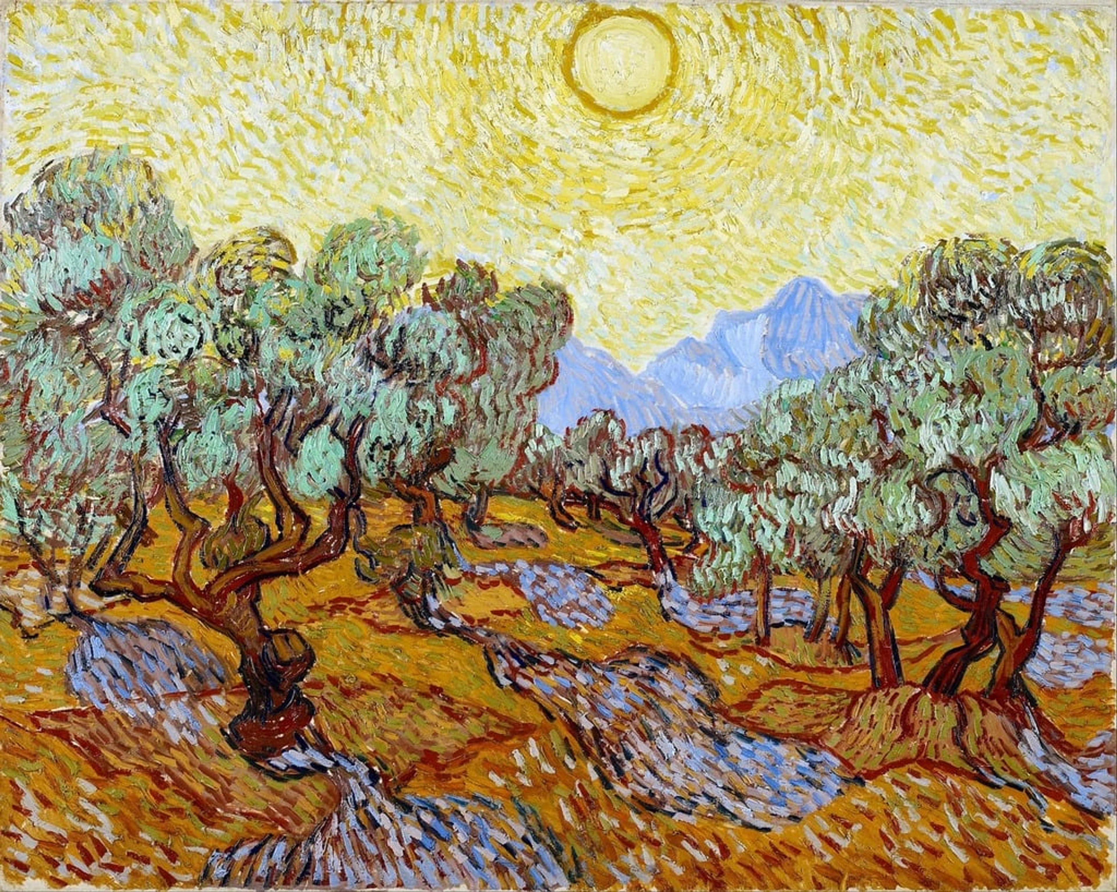 Vincent van Goghs "Olijfbomen met Gele Lucht en Zon" toont olijfbomen in een landschap onder een heldergele lucht en zon, met bergen op de achtergrond.