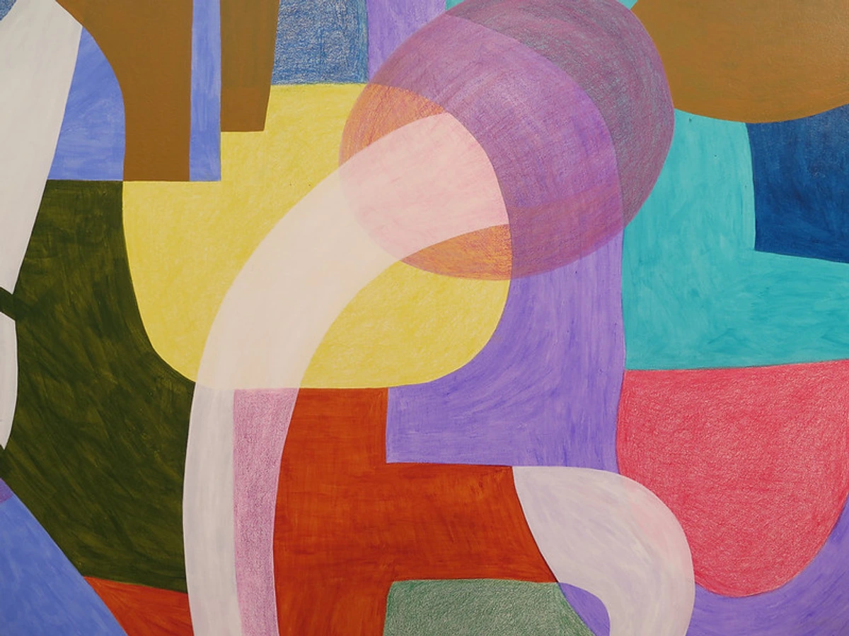 Abstracte compositie met overlappende doorschijnende geometrische vormen in diverse kleuren.