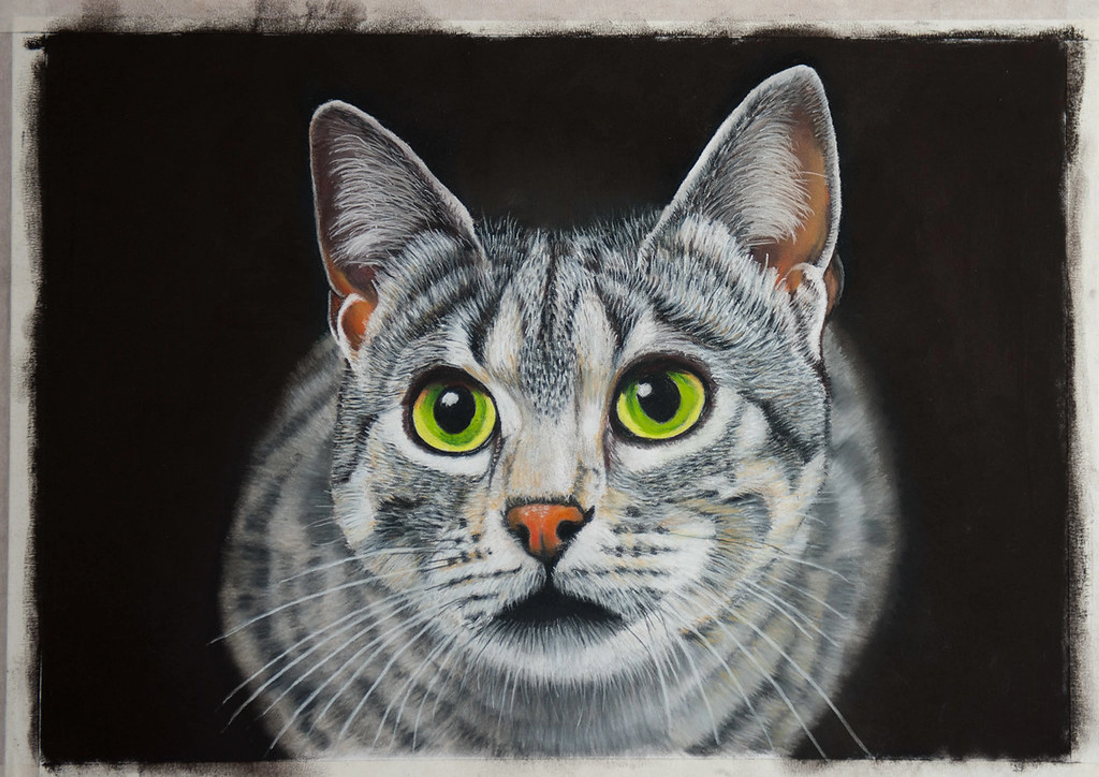 Realistisch pastel schilderij van een grijze tabby kat met felgroene ogen tegen een zwarte achtergrond.